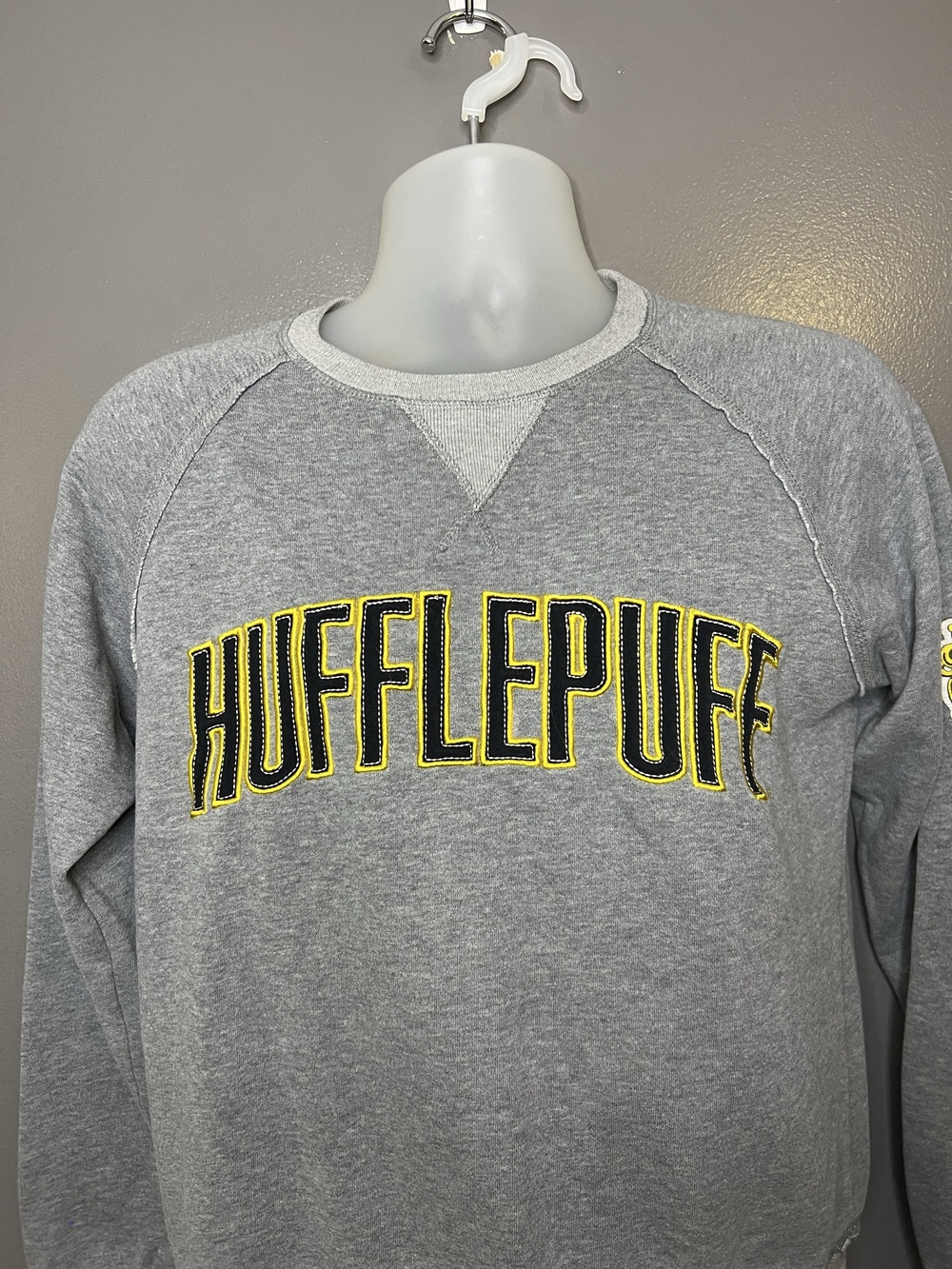 Harry Potter Sweatshirt Mens Small Gray Hufflepuff Crest House Fleece Pullover